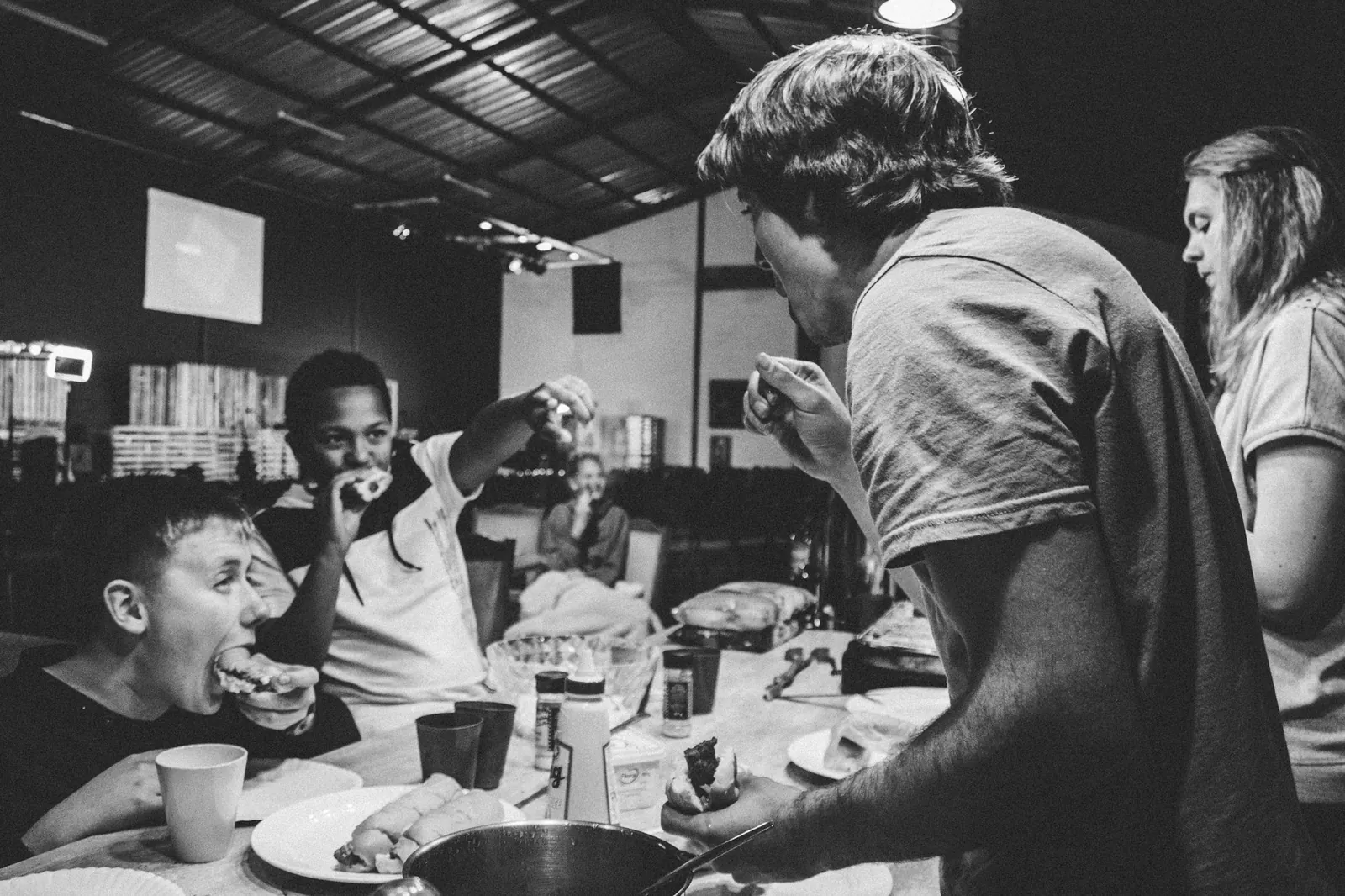 Brigade au travail en cuisine